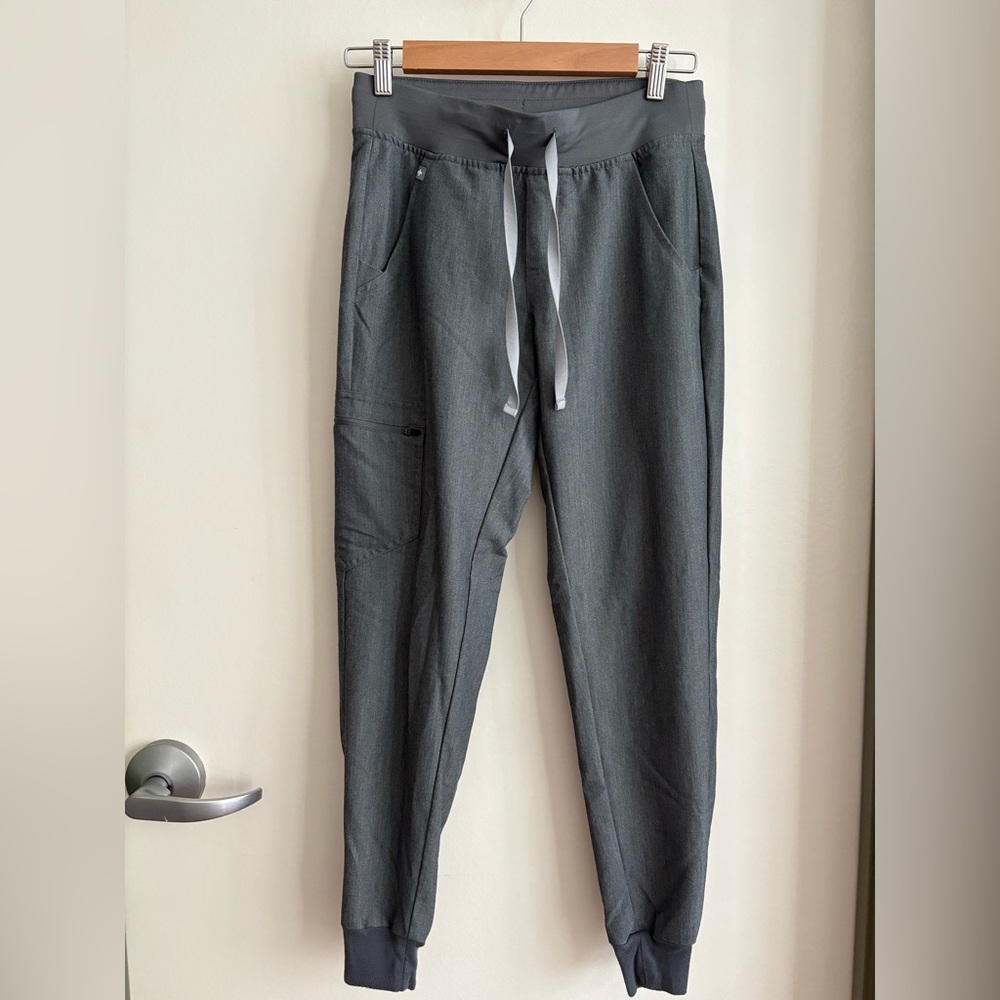 Figs Women’s Grey Jogger Scrubs